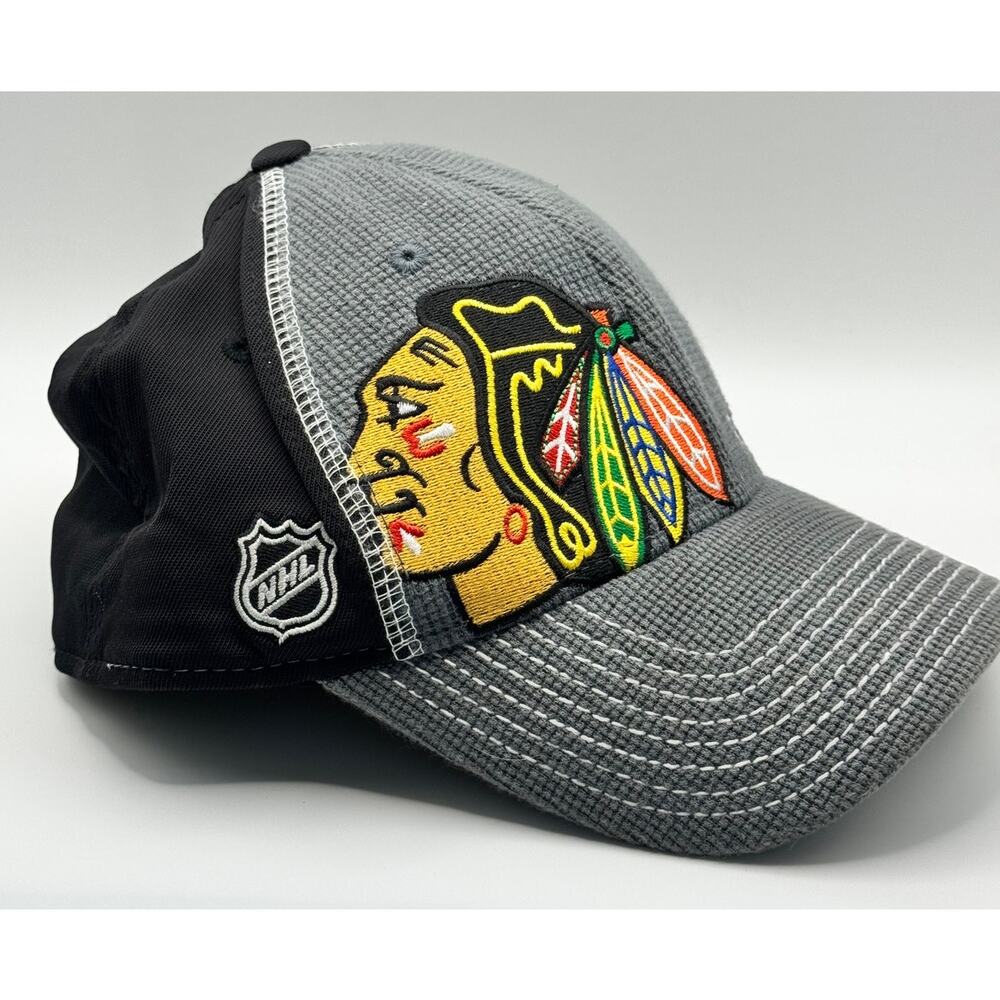 REEBOK Center Ice Sz. L/XL CHICAGO BLACKHAWKS NHL Flex‎ Fitted Black Gray - Picture 2 of 4